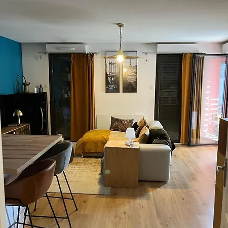 Charming 48 M With Balcony Near Downtown 아파트 *